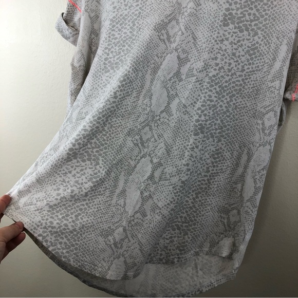 Lululemon Weekend Short Sleeve Desert Snake White Silver Fox / White size 10 - Picture 7 of 11